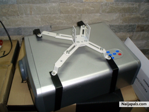 High-definition LCD projector, suitable for family gatherings, churches, bars, the use of classroom - click for next photo