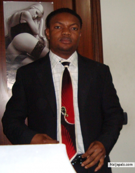 safe for that nice pic behind, I look almost like a good pastor! - click for next photo