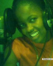 Dat Studio is so Hot--hehehe music no easy - click for next photo