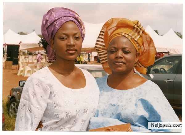 my niece and her mum (my aunt) - click for next photo