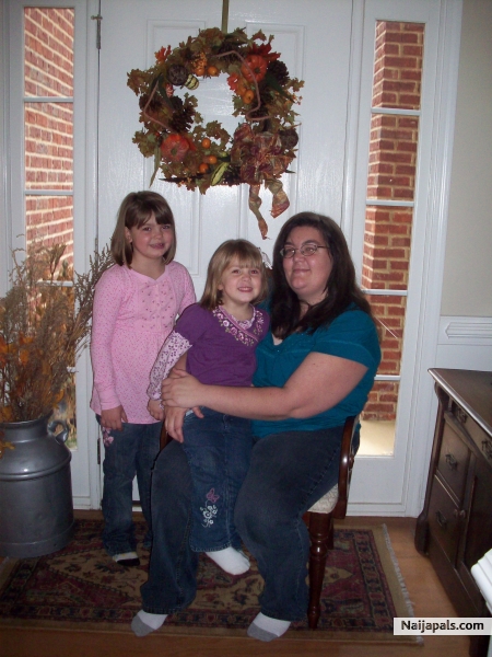 me and my girls christmas ' 08 - click for next photo