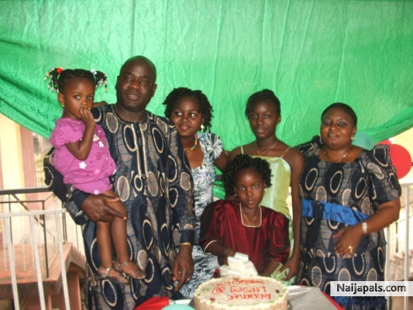 moi familia - click for next photo