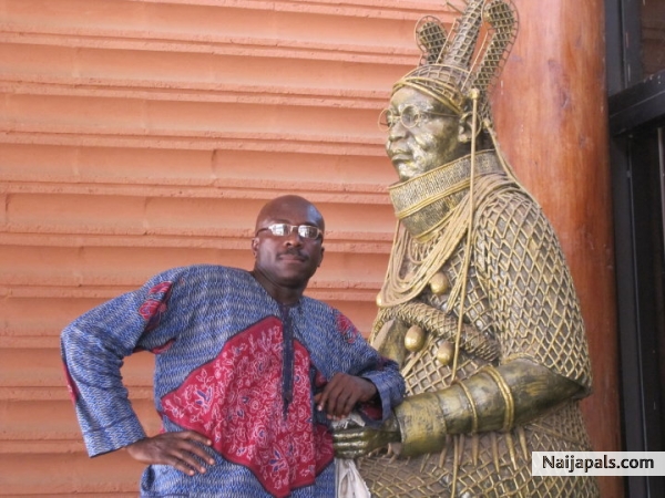 Oribhabor posed with Oba Akenzua' s statue - click for next photo