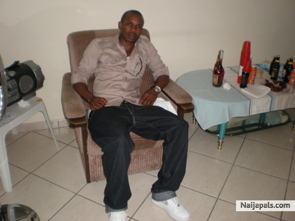 JUST CHILLIN AT D BDAY.HEY I WASNT DRINKIN ALL THAT THO AIGTH - click for next photo