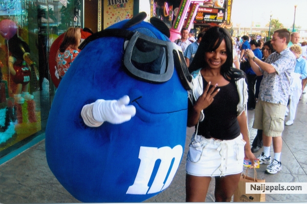 Mz. Josey and a giant M&M... we are in Vegas - click for next photo