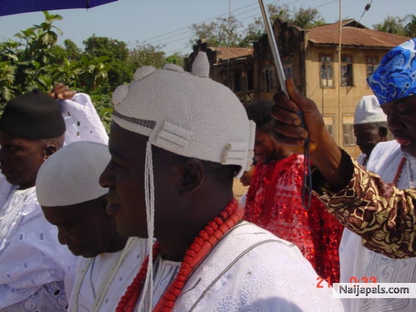HRM Oba Omola A - click for next photo