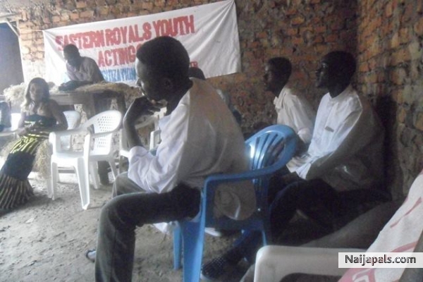 eastern royals actinggroup members durring reheasals - click for next photo