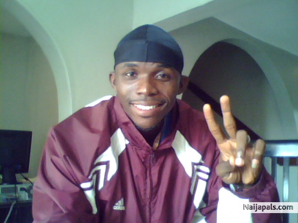 saying a big HI and PEACE to all ya. - click for next photo
