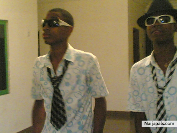 hottest twins - click for next photo