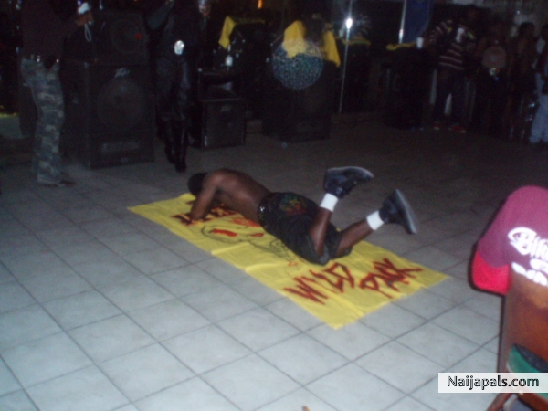 lol he wat hot lol i mean hot, he his a good dancer. hummmmmm - click for next photo