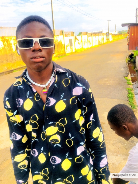I' m An Hip Hop Artist, Video Editor & Also A Professional Graphic Designer. - click for next photo
