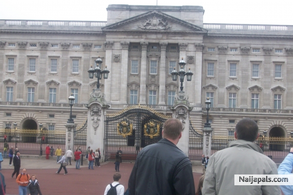 Just like Aso rock, the english soccer team can see the queen if they play good soccer - or sometimes Sir Mandela comes here if he wants to have a word with the queen - click for next photo