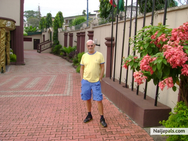 Outside of Aba Hotel: 2007 - click for next photo