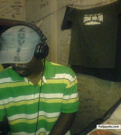 gittin set up for club gig - click for next photo