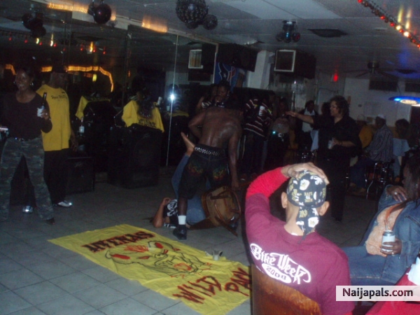crazy ppl acting up at my friend' s party. - click for next photo