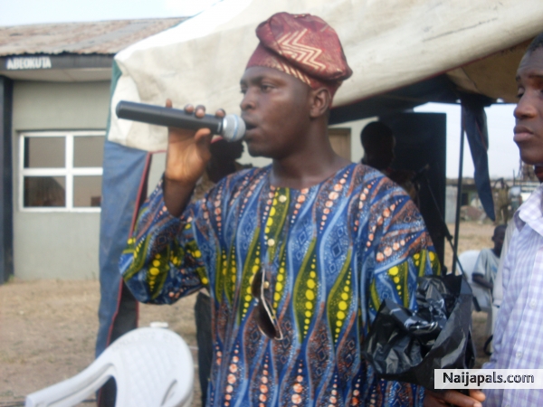 princedapsalmist doing what he does best at a burial at abeokuta - click for next photo