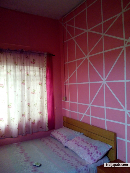 A PINK AND WHITE DESIGN FOR A BEDROOM - click for next photo