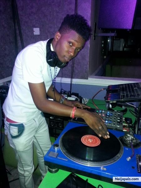 Dj BardeX on the wheel of steel - click for next photo