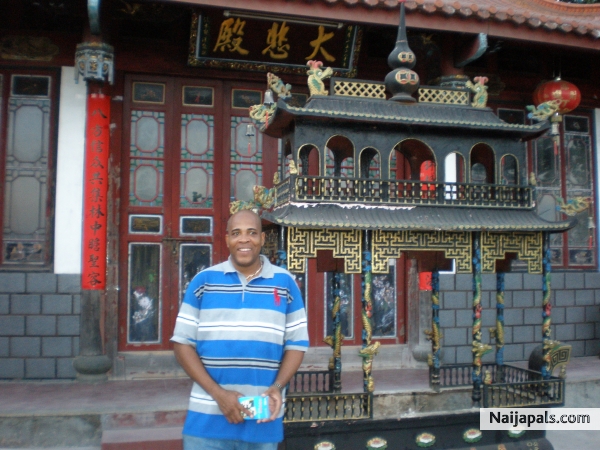 LIFE IN THE CHINESE TEMPLE - click for next photo