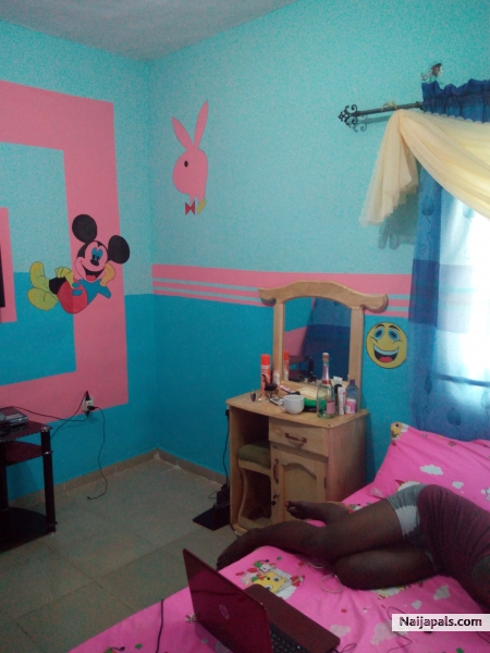 PINK AND BLUE MEDIAL WALL DESIGN - click for next photo